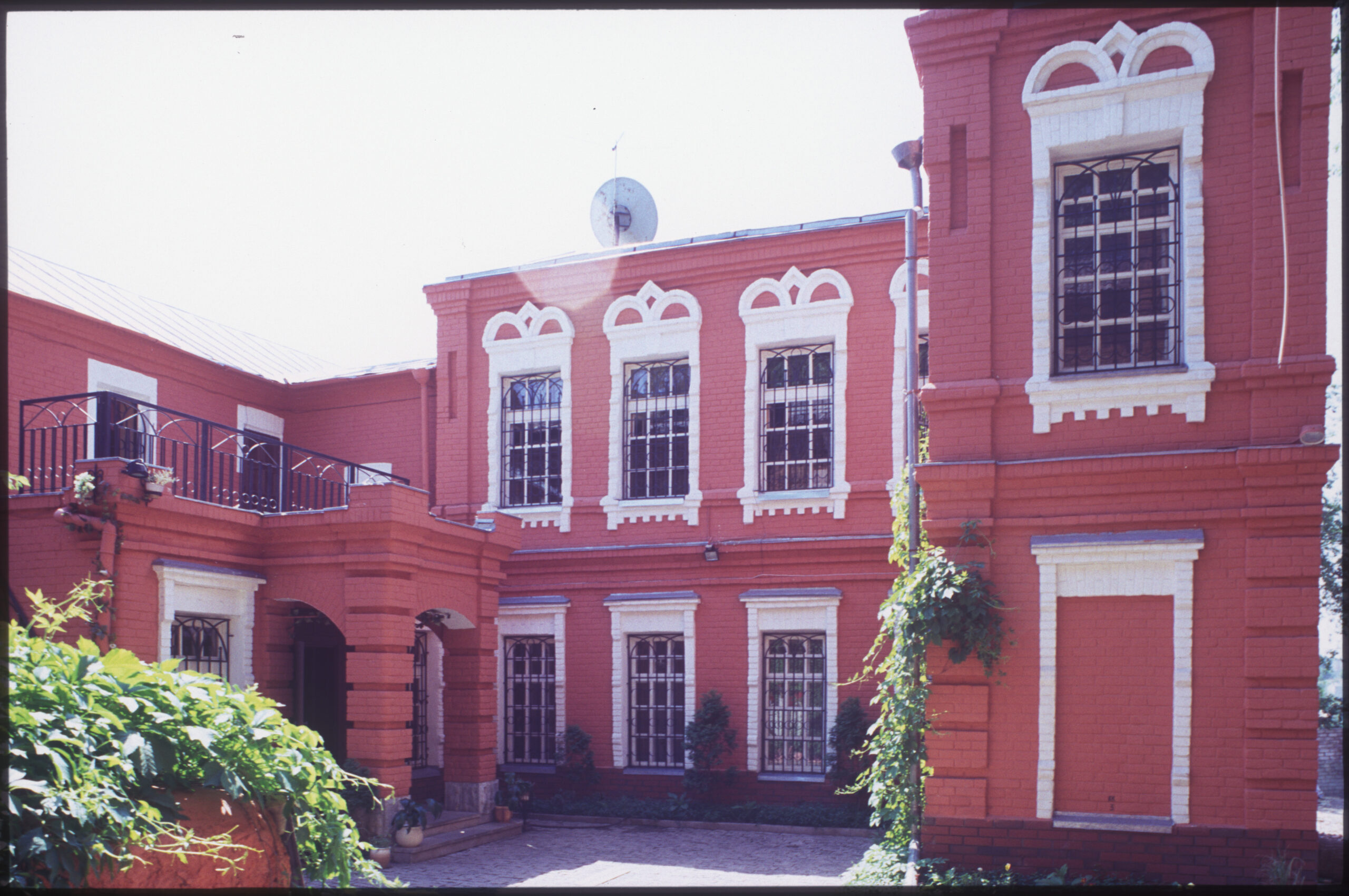 Historic merchant house in the blocks around the Voronezh Synagogue. Photograph by William C. Brumfield.